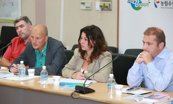 ▲ 4대강 사업에 대해 취재하고 있는 기자들. 왼쪽부터 가보르 토쓰(헝가리) 스벤 한센(독일) 마리아 만타(그리스) 마리우스 리우리나비시우스(리투아니아)기자. ⓒ 뉴데일리