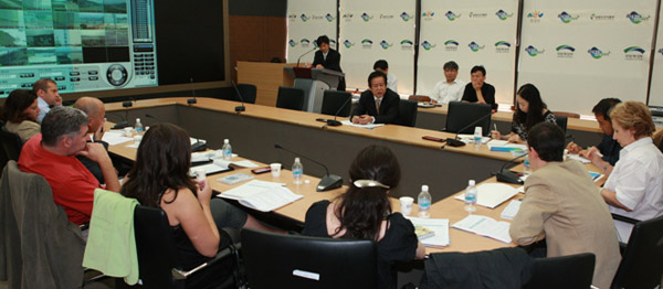 ▲ 심명필 본부장의 설명을 진지하게 듣고 있는 유럽 기자들. ⓒ 뉴데일리