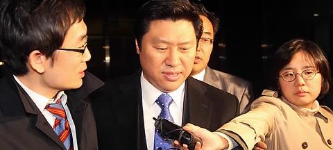 ▲ 신흥대학과 인디언헤드 국제학교 등 신흥학원 재단 소유 학교의 교비와 국고보조금 등에서 86억원을 횡령한 혐의로 검찰 소환조사를 받은 민주당 강성종 (가운데)의원이 서초동 서울중앙지검에서 조사를 끝내고 귀가하고 있다 ⓒ 연합뉴스