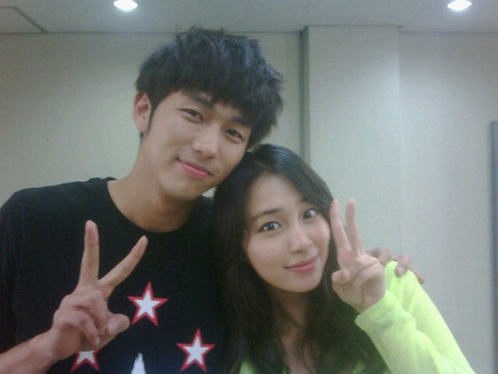 ▲ 2AM 임슬옹이 배우 이민정과 함께 찍은 사진을 공개했다. ⓒ&nbsp;임슬옹 미니홈피&nbsp;