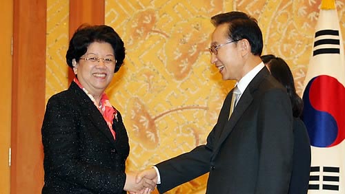 ▲ 이명박 대통령이 30일 오후 청와대에서 천즈리 중국 전인대 부위원장을 접견, 악수를 하고 있다. ⓒ연합뉴스