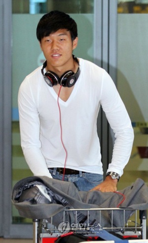 ▲ 축구 국가대표 조광래 감독의 부름을 받은 석현준이 내달 7일 열리는 이란과 평가전을 위해 30일 인천국제공항을 통해 귀국하고 있다.