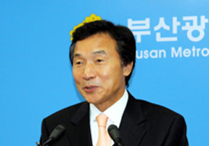 ▲ 손학규 민주당 상임고문이 30일 “이명박 대통령은 전직 대통령을 죽음으로 몰아넣고, 부관참시까지 하는 패륜적인 언행을 서슴지 않고 있다”고 비판했다. ⓒ 연합뉴스