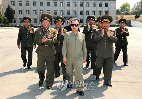 ▲ ⓒ김정일 위원장과 김영철 정찰총국장 (평양 조선중앙통신=연합뉴스) 김정일 북한 국방위원장이 조선인민군 제586군부대(정찰총국) 지휘부를 시찰하고 있다. 김정일 왼쪽이 김영철 정찰총국장, 오른쪽이 김영춘 인민무력부장. 조선중앙통신은 25일 이 사진을 보도하며 정확한 날짜와 장소를 밝히지 않았다. 2010.4.27