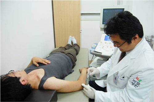 ▲ ⓒ'팔꿈치터널증후군'을 치료하는 모습 [바로병원]