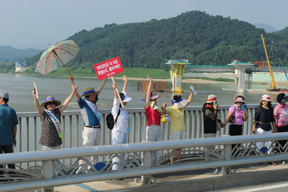 ▲ 지난 21일 있었던 여주군민들의 4대강 찬성 인간띠 잇기 행사. ⓒ 뉴데일리