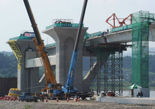 ▲ 이포보 현장의 크레인. 농성으로 공사가 중단된 기간에도 하청회사인 비엔지컨설팅(주)에서는 이 장비의 임차료를 내야했다. ⓒ 뉴데일리