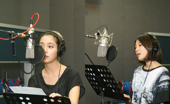 ▲ 영화 '시라노; 연애조작단' OST 녹음 중인 배우 이민정(좌)과 박신혜