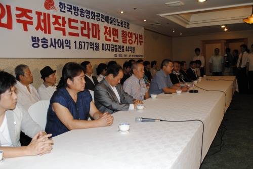 ▲ 한예조 소속 연기자들이 1일 오후 서울 여의도의 한 중식당에서 열린 기자회견에서 출연료 미지급 사태에 대한 입장을 밝히고 있다.  ⓒ 뉴데일리