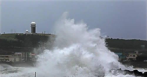 ▲ 태풍 '곤파스'의 북상으로 제주 서귀포시 해안가에 거센 파도가 몰아치고 있다. ⓒ 연합뉴스