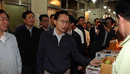 ▲ 이명박 대통령이 2일 새벽 구리시 인창동 구리 농수산물도매시장을 방문해 과일동에서 현장 상인들과 추석물가에 대해 의견을 나누고 있다.ⓒ연합뉴스