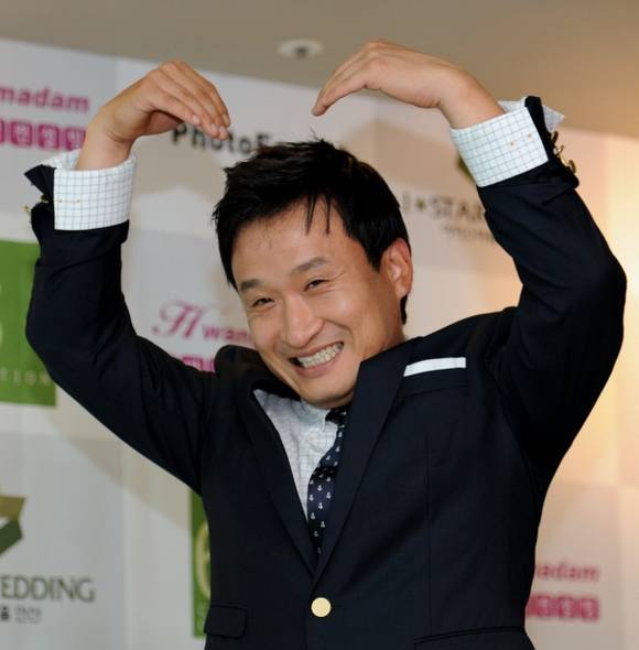 ▲ 예비신부 유모씨에게 손으로 하트를 그리며 '사랑의 세리머니'를 펼치고 있는 서경석.  ⓒ박지현 기자