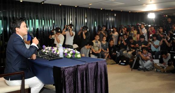 ▲ 서경석이 2일 오후 서울 여의도 63시티(63빌딩)에서 결혼 발표 기자회견을 열고 관련 소감을 밝히고 있다.  ⓒ박지현 기자