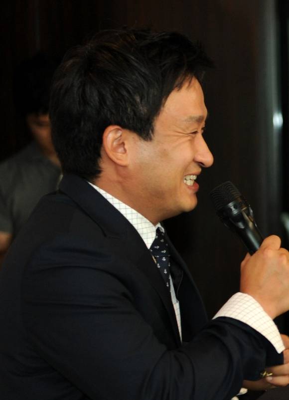 ▲ 개그맨 서경석이 스물 여섯 살의 예비신부와 결혼하는 소감을 밝히며 미소를 짓고 있다.  ⓒ박지현 기자