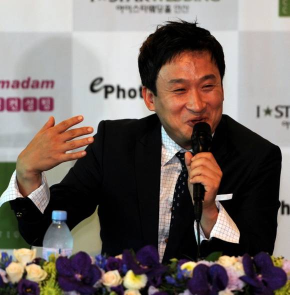 ▲ 서경석이 2일 오후 서울 여의도 63시티(63빌딩)에서 결혼 발표 기자회견을 열고 관련 소감을 밝히고 있다.  ⓒ박지현 기자