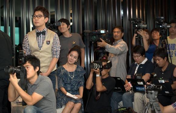 ▲ 2일 오후 서울 여의도 63시티(63빌딩)에서 열린 결혼 발표 기자회견에 참석, 서경석의 이야기에 귀를 기울이고 있는 취재진.  ⓒ박지현 기자