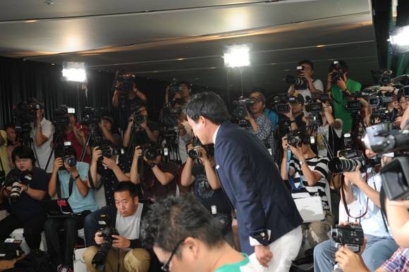 ▲ 2일 오후 서울 여의도 63시티(63빌딩)에서 열린 결혼 발표 기자회견에 참석한 서경석이 취재진에게 인사를 하고 있다.  ⓒ박지현 기자