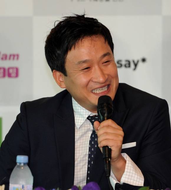 ▲ 개그맨 서경석이 스물 여섯 살의 예비신부와 결혼하는 소감을 밝히며 미소를 짓고 있다.  ⓒ박지현 기자