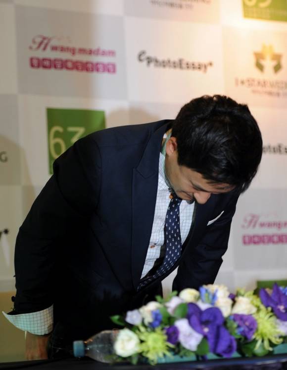 ▲ 2일 오후 서울 여의도 63시티(63빌딩)에서 열린 결혼 발표 기자회견에 참석한 서경석이 취재진에게 인사를 하고 있다.  ⓒ박지현 기자