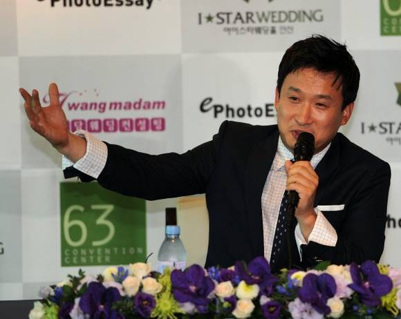 ▲ 서경석이 2일 오후 서울 여의도 63시티(63빌딩)에서 결혼 발표 기자회견을 열고 관련 소감을 밝히고 있다.  ⓒ박지현 기자