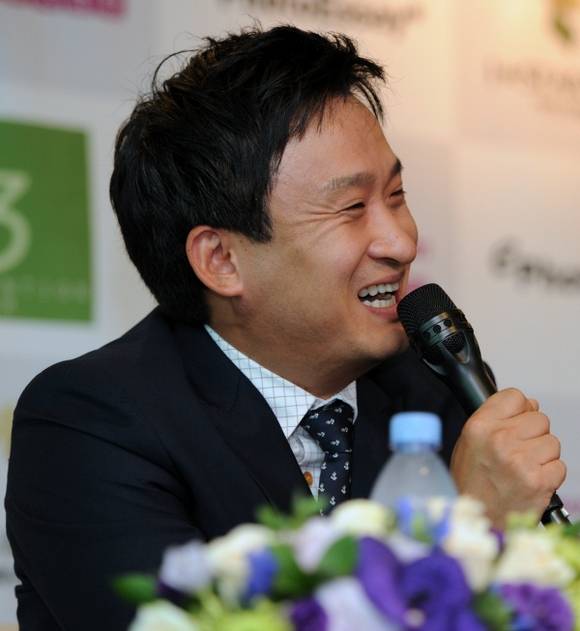 ▲ 서경석이 2일 오후 서울 여의도 63시티(63빌딩)에서 결혼 발표 기자회견을 열고 관련 소감을 밝히고 있다.  ⓒ박지현 기자