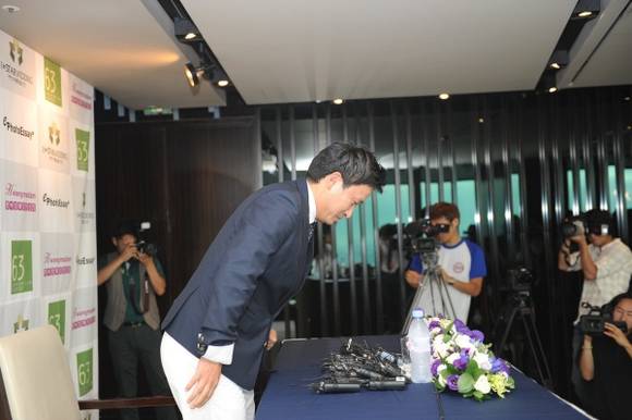 ▲ 2일 오후 서울 여의도 63시티(63빌딩)에서 열린 결혼 발표 기자회견에 참석한 서경석이 취재진에게 인사를 하고 있다.  ⓒ박지현 기자