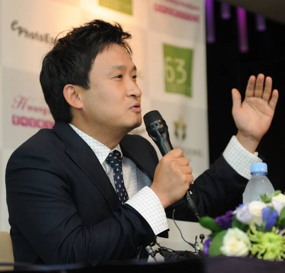 ▲ 서경석이 2일 오후 서울 여의도 63시티(63빌딩)에서 결혼 발표 기자회견을 열고 관련 소감을 밝히고 있다.  ⓒ박지현 기자