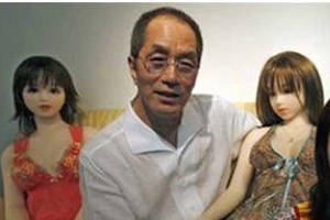 ▲ 유명 섹스 토이 메이커인 디에고 보톨린이 자신이 만든 인형을 선보이고 있다ⓒ유코피아닷컴