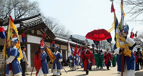 ▲ 강원 영월군의 단종문화제 조선 6대 임금 단종의 능인 장릉으로 지역 학생들이 단종, 정순왕후, 사육신, 생육신 등 역사적 인물의 역할을 맡은 가장행렬이 들어오고 있다 ⓒ 연합뉴스