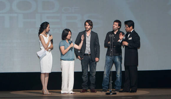 ▲ 2010 서울충무로국제영화제 개막작 '포 더 굿 오브 아더스'의 스페인 감독 오스카 산토스와 주연배우 에두아르도 노리에가