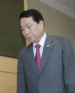 ▲ 유명환 외교통상부장관이 3일 외교통상부 5급 사무관 특별채용에서 유장관의 딸이 합격한 것을 두고 논란이 일자 입장표명을 위해 도렴동 외교통상부 브리핑실로 입장하고 있다. ⓒ연합뉴스