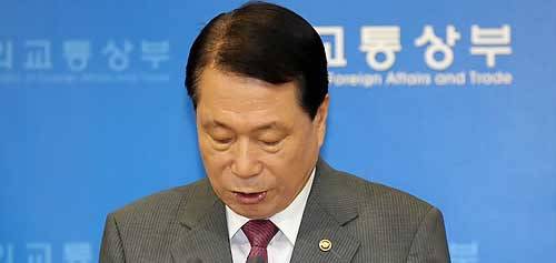 ▲ 연합뉴스ⓒ 유명환 외교통상부장관이 외교통상부 5급 사무관 특별채용에서 유 장관의 딸이 합격한 것을 두고 논란이 일자 3일 서울 종로구 도렴동 외교통상부 합동브리핑실에서 입장을 표명하고 있다