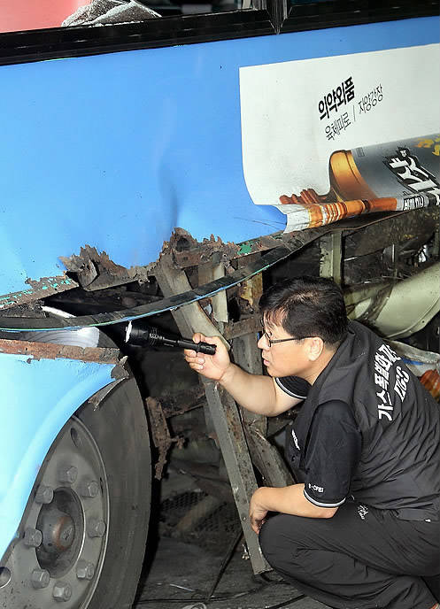 ▲ 지난달 폭발사고를 일으킨 CNG버스를 국과수 관계자가 조사하고 있다
