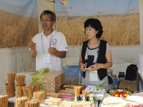 ▲ 억새 젓가락 외에도 커피를 젓는 막대기를 사용, 환경오염을 줄일 수 있다고 (주)억새 관계자가 설명하고 있다.ⓒ박지현 기자