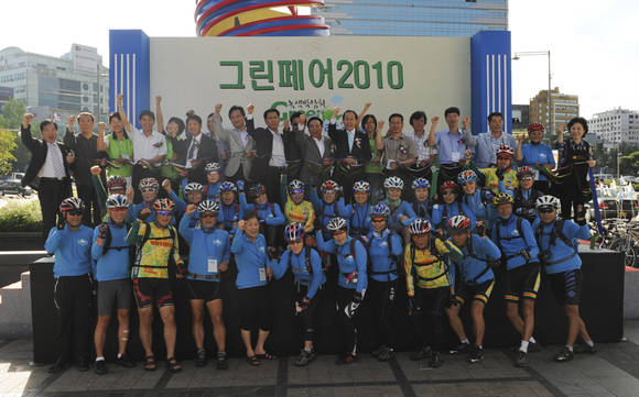 ▲ 그린페어 2010 개막식이 청계광장에서 관계자들과 녹색자전거봉사단연합 회원들이 모인 가운데 성황리에 개최됐다ⓒ 박지현 기자