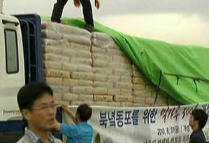 ▲ 5대 종단이 참여한 종교인 모임이 지난달 27일 천암함 사태 이후 처음으로 북한을 방문해 말가루 500톤을 전달했다ⓒSBS 캡처