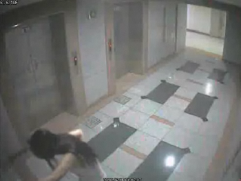 ▲ 고양이를 폭행하는 장면. ⓒ CCTV 동영상 캡처