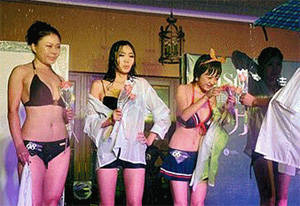 ▲ 중국 후난성의 가슴모델 선발대회ⓒ온바오닷컴