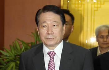 ▲ 딸 특별채용 의혹과 관련 사의를 표명한 유명환 외교통상부장관이 6일 서울 도렴동 외교통상부에서 열린 실국장회의에 참석한 뒤 청사를 떠나고 있다. 유 장관은 이날 회의에서 딸 특채 문제로 물의를 일으켜 송구스럽다는 뜻을 거듭 밝히고 외교 공백이 생기지 않도록 최선을 다해줄 것을 당부한 것으로 알려졌다.ⓒ연합뉴스