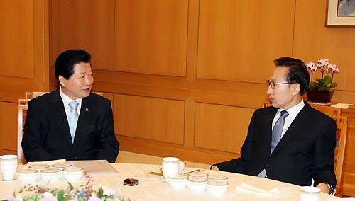 ▲ 이명박 대통령이 7일 오전 청와대에서 한나라당 안상수 대표와 조찬을 겸한 첫 월례회동을 갖고 국정현안을 논의하고 있다. ⓒ연합뉴스