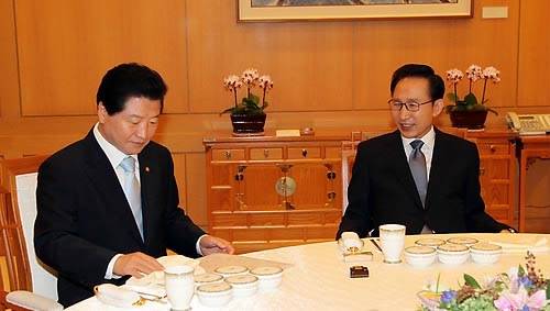 ▲ 이명박 대통령이 7일 오전 청와대에서 한나라당 안상수 대표와 조찬을 겸한 첫 월례회동을 갖고 국정현안을 논의하고 있다. ⓒ연합뉴스