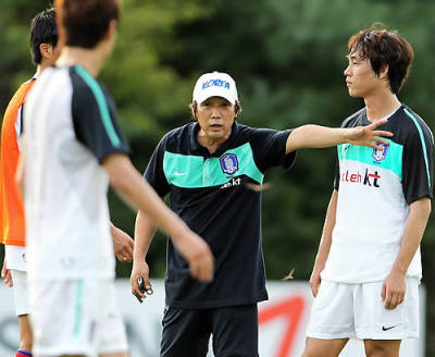 ▲ 조광래 감독이 경기 파주NFC에서 열린 축구국가대표팀 훈련에서 선수들에게 지시를 내리고 있다. ⓒ연합뉴스