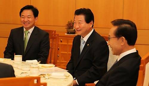 ▲ 이명박 대통령이 7일 청와대에서 안상수 한나라당 대표를 비롯한 여당 지도부와의 월례회동을 갖고 