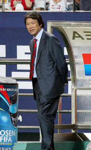▲ 이란과 평가전에서 0-1로 패하자 허탈한 조광래 감독.ⓒ연합뉴스