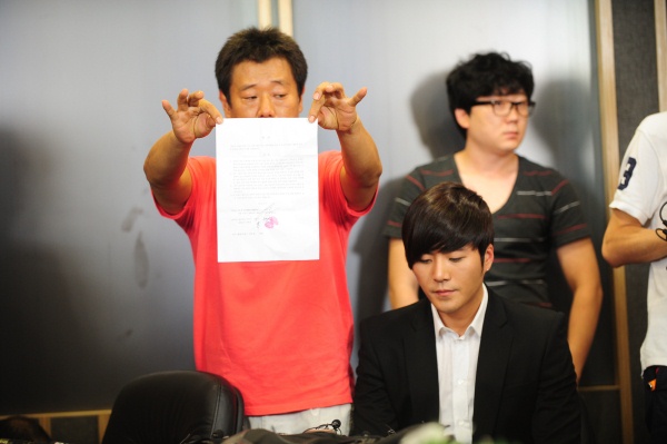 ▲ 7일 오후 서울 서초동의 법무법인 원(ONE)에서 열린 기자회견장에서 최희진이 직접 작성한 '사과 각서'가 공개됐다. 사진은 해당 각서를 들어 보이고 있는 태진아 측 매니저와 가수 이루(우측).  ⓒ 박지현 기자