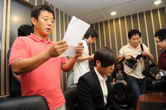 ▲ 7일 오후 서울 서초동의 법무법인 원(ONE)에서 열린 기자회견장에서 최희진이 직접 작성한 '사과 각서'가 공개됐다. 사진은 해당 각서를 들어 보이고 있는 태진아 측 매니저와 가수 이루(우측).  ⓒ박지현 기자