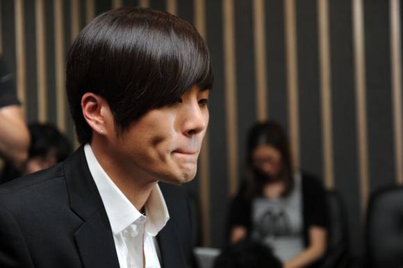 ▲ 가수 이루가 7일 오후 서울 서초동의 법무법인 원(ONE)에서 열린 기자회견장에 나와 소감을 피력하고 있다.  ⓒ박지현 기자