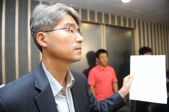 ▲ 태진아·이루 측의 법률대리인 조광희 변호사는 이날 기자회견에서 최희진씨의 사과 각서를 공개한 뒤 법적 대응 없이 이번 일을 마무리 지을 예정이라고 밝혔다.  ⓒ박지현 기자