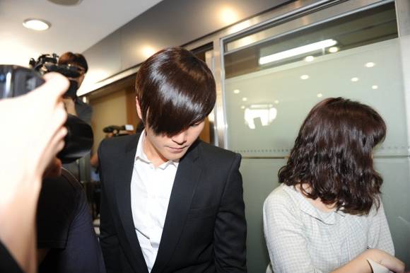 ▲ 7일 오후 서울 서초동의 법무법인 원(ONE)에서 열린 기자회견장에 모습을 드러낸 가수 이루.  ⓒ박지현 기자