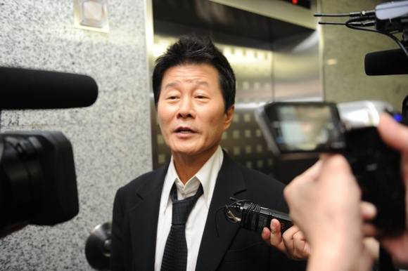 ▲ 서울 서초동 소재 법무법인 원 엘리베이터에서 마추진 태진아.  ⓒ박지현 기자